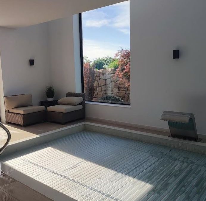 Piscina interior com jacuzzi